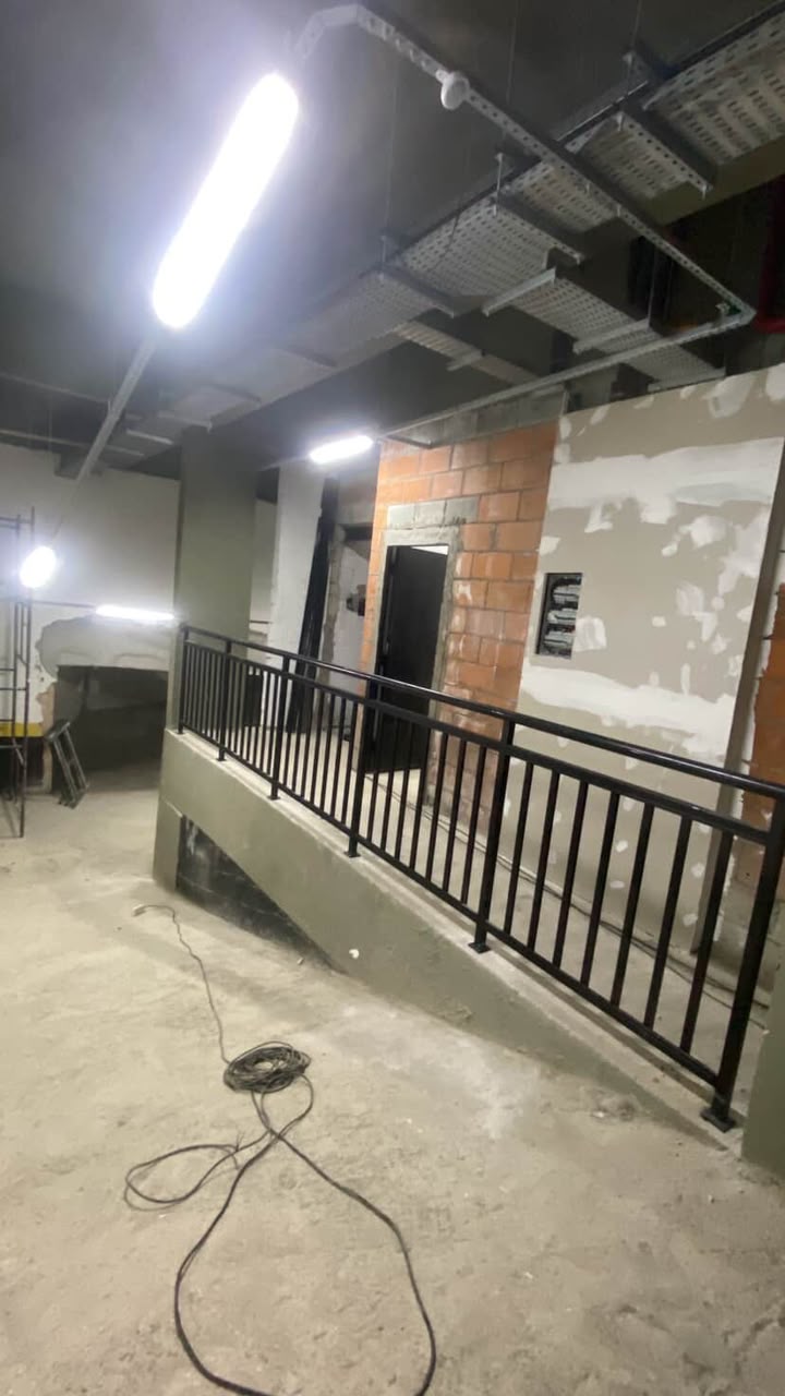Guarda-corpo metálico instalado em corredor de obra